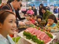 <포토뉴스> 농협하나로마트, 새농협출범 1년 맞아 한우고기 할인