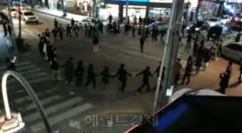 대학생들의 패기? 한밤중에 교차로 막더니…