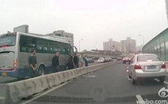 中 대낮 길거리에서 단체로 노상방뇨