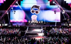 5만 관객 환호 속 현란한 와이어 액션과 레이저쇼…‘국제가수’ 싸이의 성대한 귀환