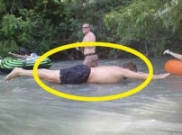 물 위를 떠가는 사나이, ‘구명조끼 필요 없어~’