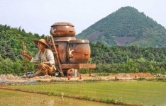 농촌의 흔한 마을회관, ‘진격의 농부’ 정체 알고보니…