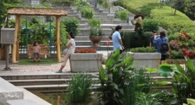 구청 광장서 휴식 즐기는 시민들