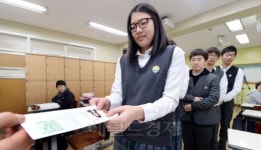 <포토>긴장감 고조, 수능 수험표 배부