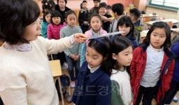 <포토>초등학교 개학, 누가누가 더 컸을까~?