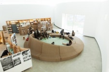 ‘조용했던 도서관이 시끌법석?’ 복합문화공간으로 진화한 이색도서관!