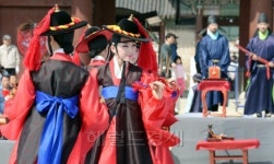 <포토>어깨춤이 덩실 덩실, 수문장 임명의식 축하하는 전통공연단