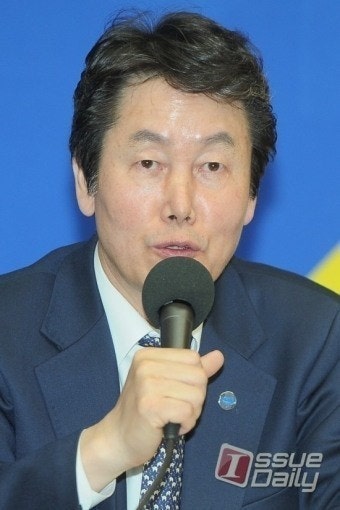 [이슈현장]전진국 KBS 편성 본부장, 아나운서 전보인사-전현무 캐스터 영입에 입 열다