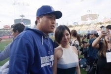 알리, 미국국가 제창…LA다저스 구장 달궜다