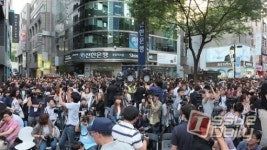 [이슈포토] 지금 명동은 엑소팬들로 마비!