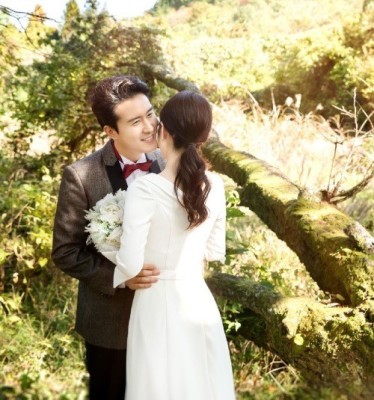 ‘트로트계 엑소’ 신유, 웨딩 사진 공개…행복한 신혼부부 | 포토뉴스