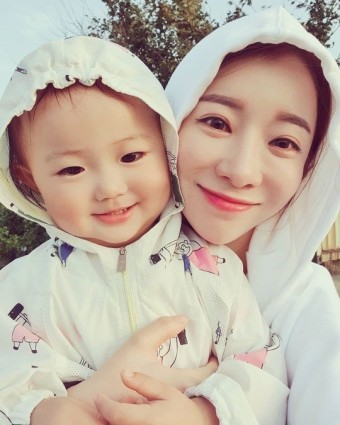 '둘째 임신' 안소미, 딸 로아와 붕어빵 모녀 "셀카도 찍고 다컸네 우래기"