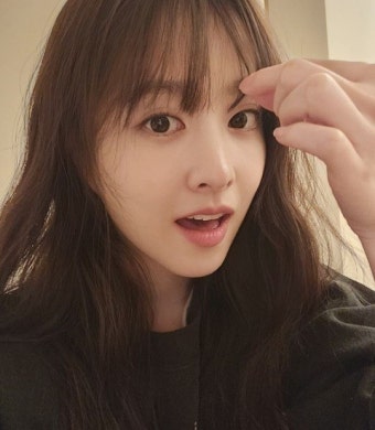 朴宝英剪掉了刘海,脸快要消失了,即使她是高中生我也会相信。