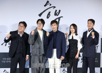 [종합]“유아인 편집NO”..‘승부’ 이병헌, 손가락 관절까지 연기한 열연으로 정면승부