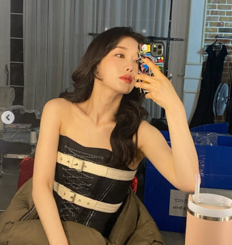 김히어라, 학폭 논란 종결 후 복귀..긴 생머리 ‘프리다’ 비주얼