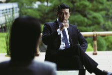 담배 피우는 현빈이라니...화보급 아우라 ‘메이드 인 코리아’ 미공개 스틸 대방출
