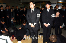 고신통상주 | [포토] 슬퍼하는 상주와 가족들(고 김무생 장례식)