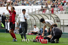 [MD포토]앗! 김동진 부상에 달려오는 이장수 감독