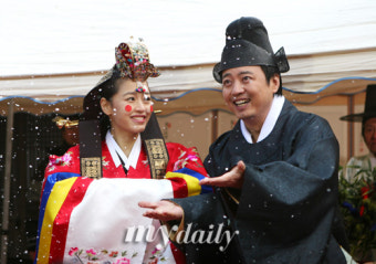 [MD포토] 윤다훈-강성연, '하늘도 축복해준 전통혼례식' (결혼합시다)