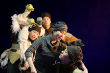 동심으로 컴백…가족극 마당을 나온 암탉