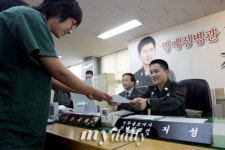 [MD포토] 징병검사자들에게 사인해주는 지성