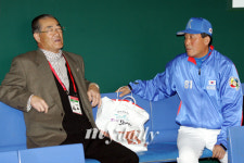 [MD포토] 장훈 김인식 감독, 선전 부탁드립니다