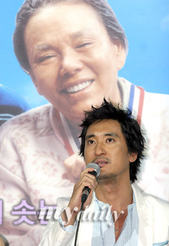 [MD포토]신현준 '김수미 어머니의 미소 아래서'