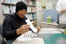 [MD포토] 사회복지관에서 첫 업무하는 시작한 김종국