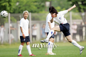 [MD포토] 박지성 '슈팅도 한마리 학 처럼 우아하게'