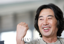 백윤식, 화장실에 상주하는 씨름감독입니다