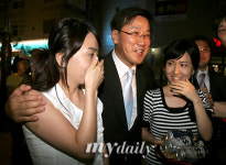 [MD포토] 노현정 쌍둥이 동생,  함은 우리에게 맡겨요