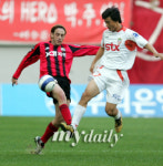 [MD포토] 김종경-히칼도 볼다툼, 결코 질 수 없지