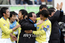 [MD포토] 김영철 감독님! 우리가 2006 챔피언 등극했어요!