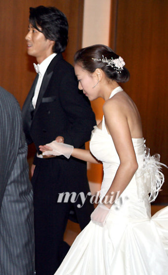 [MD포토] 윤태영-임유진 '두 손 꼭잡고 폐백실로'