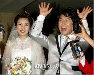 [MD포토] 윤용현의 행복한 만세 삼창