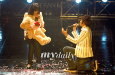 [MD포토] 배틀, 휘찬의 감미로운 프로포즈