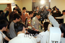 [MD포토] 의료진에 둘러싸여 중환자실로 이동하는 슈주 규현