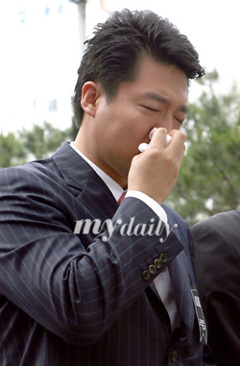 [MD포토] 신동진 아나, '흐르는 눈물, 송선배 잘가세요'
