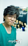 송백경, 1인 2역으로 연극 무대 데뷔