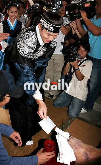 [MD포토] 이서진 '두툼한 돈봉투 돼지 입에'
