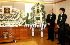 [MD포토] 류시원 '묵묵히 부친 빈소 지켜'