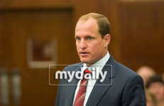 우디 해럴슨, 스톤 감독 