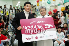 [MD포토] 이종열, '수호천사 기금 좋은데 써주세요!'