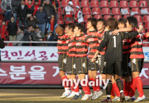 [MD포토] 포항 승리의 기쁨은 서포터즈들과 함께~