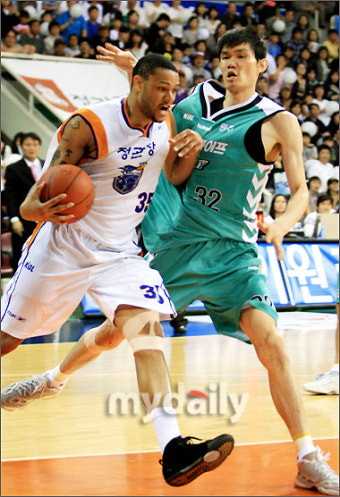 [MD포토] 김주성, '챈들러, 이건 공격자 파울이야!'