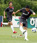 [MD포토] 김동진 (김)남일이 형, 슈팅이다!