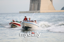 [MD포토] 신한은행 결승전, 양 팀 보트 타고 입장