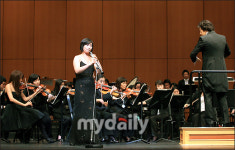 [MD포토] 김명민-이지아, 오케스트라 지휘자와 바이올린 주자