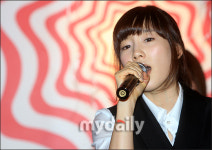 [MD포토] 소녀시대 태연, SM노래방서 열창…만약에