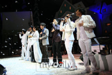 시월에…, 7천 관객 사랑에 빠뜨린 4人4色 로맨틱 하모니